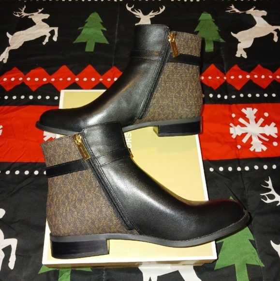 Michael Kors Finley Flat Leather Booties - Picture 11 of 12